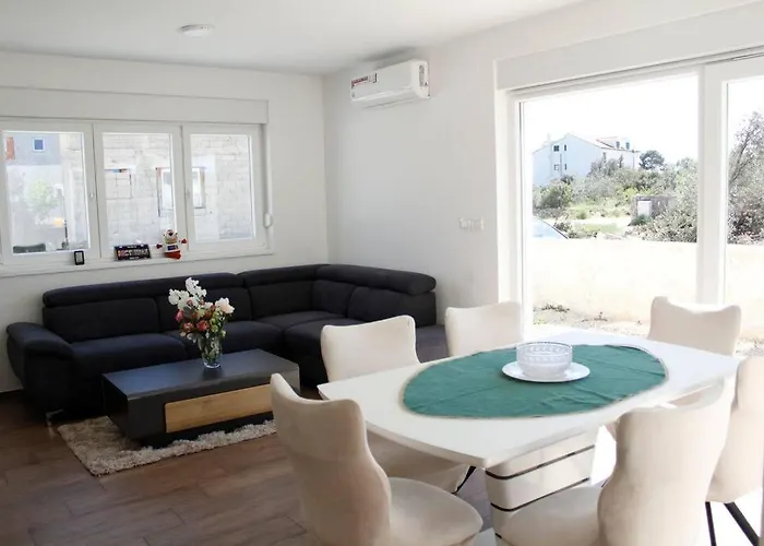 Karmen Nyaraló Brodarica